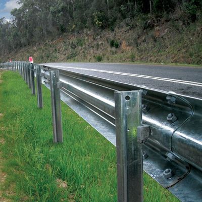Hot Dip gegalvaniseerd staal AASHTO-M180 W balk Highway Guardrail voor aangepaste projecten