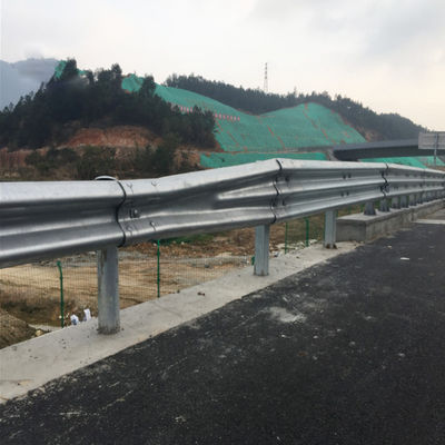 Veiligheid op de weg Staal weg gebogen gebogen beveiligingsrail voor buitenbeveiligingsapparatuur