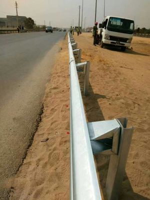 Gepersonaliseerde Warm-Dip gegalvaniseerd gegolfde doos blokker en W Beam Highway Guardrail