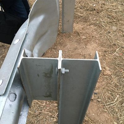 Warm gedompelde stalen gegolfde balk Highway Guardrail Post voor Q235 Q345 Op maat verkocht