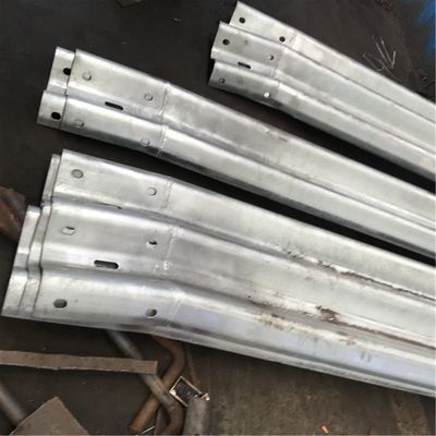 Buitenbeveiliging Veiligheid op de weg Beschermingsrail Stalen barrière met warm gegalvaniseerde technologie