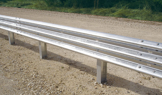 Warm gegalvaniseerde en koudgewalste aangepaste metalen beveiligingsrail voor snelwegveiligheid