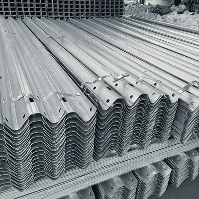 CE/BV/ISO gecertificeerde wegveiligheid Flex W Beam Steel Highway Guardrail voor buitenwegen