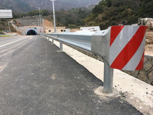 ISO9001 2000 Gecertificeerd Q235 Q345 ASTM Standard Highway Guardrail Terminal End Traffic Barrier