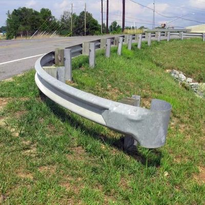 Veiligheid op de weg Warm gegalvaniseerd stalen beveiligingsrail voor de snelweg verkeershindering 2 Wave Beam