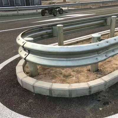 Op maat gemaakte zinkcoating Aashto M180 gegalvaniseerd stalen beveiligingsrail voor verkeersbarrièresysteem