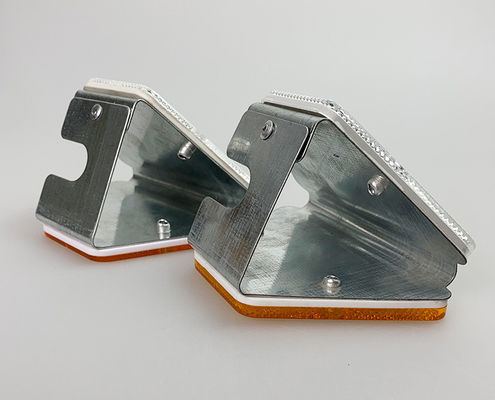 Gepersonaliseerde vorm Hot Dip gegalvaniseerde Highway Guardrail Reflector voor wegfaciliteiten