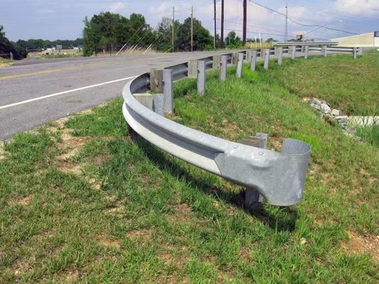 Verkeersveiligheidshindering ASSHTO M180 gegalvaniseerd stalen wegrail voor de verkeersveiligheid