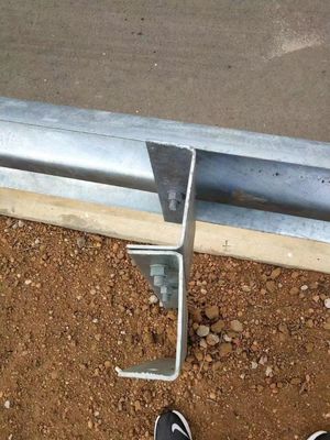 Highway Guardrail Hot Dip Galvanized U Post en U Spacer voor verkeersveiligheid Hot Dip Galvanized