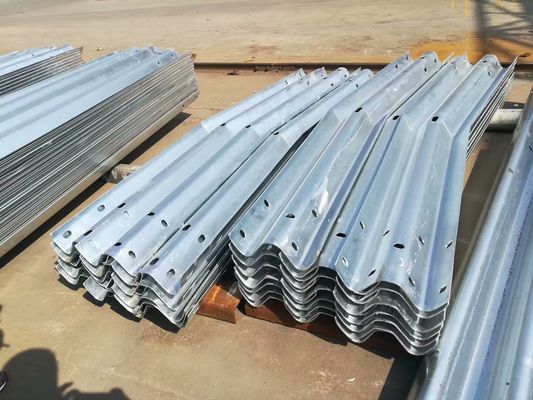 Zinkcoating W-balkbeveiligingsrail op maat voor verkeersveiligheidshindering op Q235 Q345 Highway