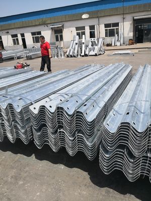 Zinkcoating W-balkbeveiligingsrail op maat voor verkeersveiligheidshindering op Q235 Q345 Highway