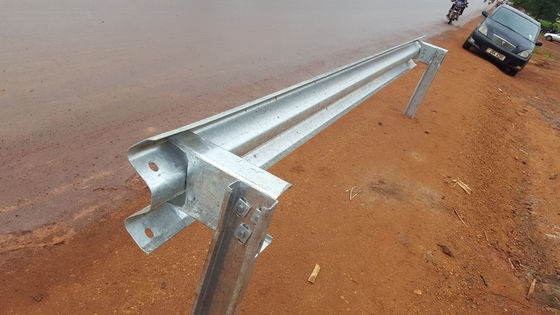 550-600 g/m2 Zinkcoating Warm gegalvaniseerd W-balk beveiligingsrail voor snelwegverkeersbarrière