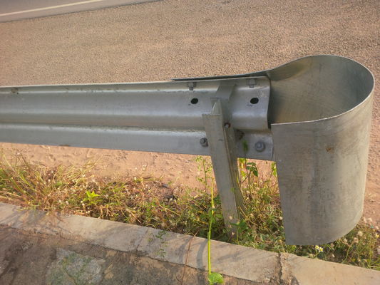 Gepersonaliseerde gegalvaniseerde W-balk/driebalk Highway Guardrail DimensiesVerkeersbarrière