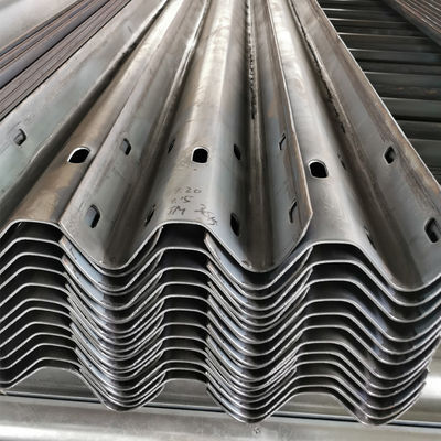 Gegalvaniseerde technologie Gegalvaniseerde staal snelwegbeveiligingsrail Veiligheidsbarrière voor normen