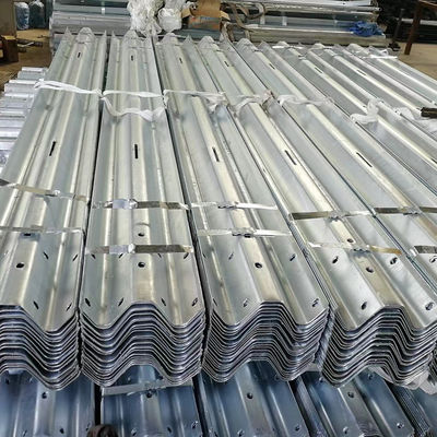 Warm gedompelde gegalvaniseerde M180 Highway Guardrail verkeersbarrière voor bescherming buiten