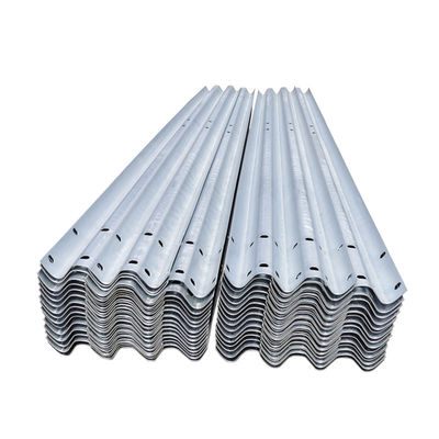 550-600 g/m2 Zinkcoating Veiligheid van de weg Stalen beveiligingsrail verkeersbarrière Metalen hekposten