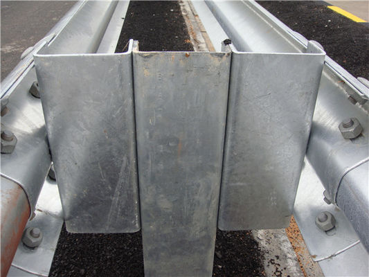 Highway Guardrail U Post en Customized Spacer Steel Guardrail Posts voor Q235 Q345