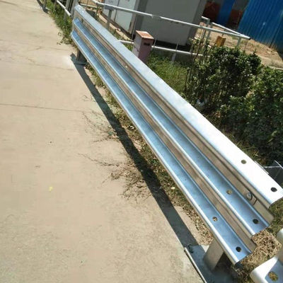 Warm gegalvaniseerd en koud gewalst balk stalen beveiligingsrail voor snelheidssnelwegbescherming
