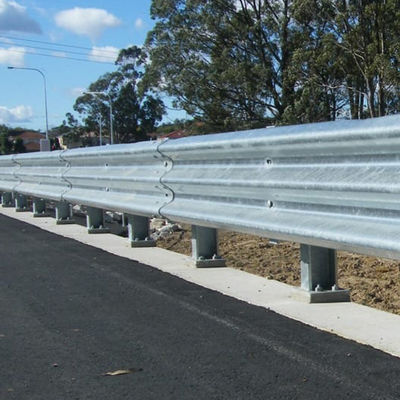 Warm gegalvaniseerd en koud gewalst balk stalen beveiligingsrail voor snelheidssnelwegbescherming