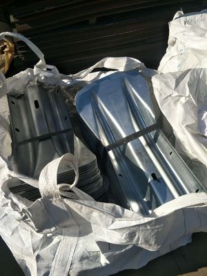 W Beam Highway Guardrail Steel Fishtail End voor wegbescherming in aangepaste grootte