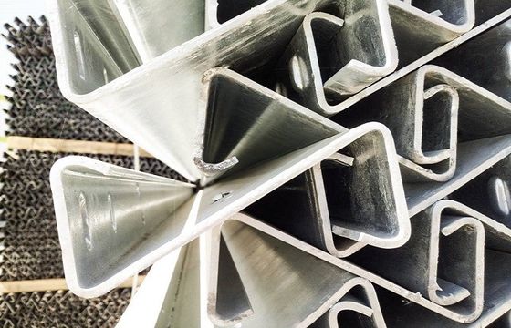 Buitenbeveiliging Warm gedompeld gegalvaniseerd gegolfde balk staal snelwegbeveiliging Z-post