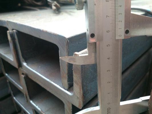 Q235 SJ235R Buitenbeveiliging Metalen beveiligingsrail U-kanaalpost voor de verkeersveiligheid