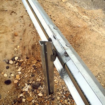 Hoge duurzaamheid Z-vorm Highway Guardrail Posts met gegalvaniseerd poeder gecoat afwerking