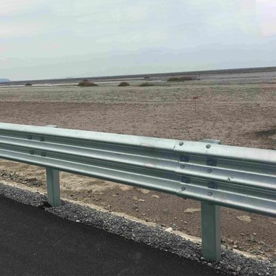 Veiligheid van het wegverkeer rechte barrière Warm dip gegalvaniseerd stalen beveiligingsrail bij korting