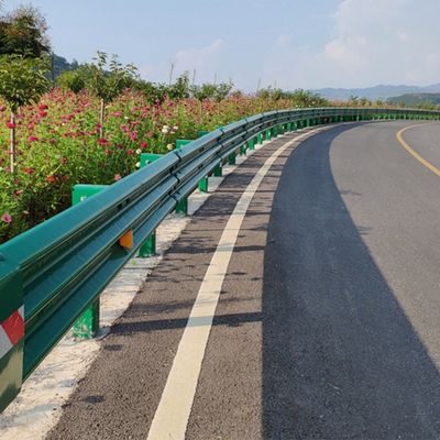 Veiligheid van het wegverkeer rechte barrière Warm dip gegalvaniseerd stalen beveiligingsrail bij korting