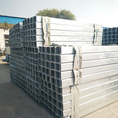 Veiligheid op de weg Warmdoop gegalvaniseerd stalen beveiligingsrail Crash Barrier C Post voor bescherming