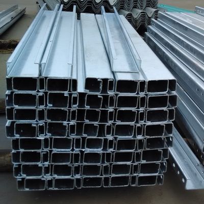 Veiligheid op de weg Warmdoop gegalvaniseerd stalen beveiligingsrail Crash Barrier C Post voor bescherming
