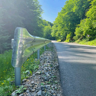 Highway Guardrail Post Hot Dip Galvanized Steel Corrugated Beam voor de bescherming van de weg