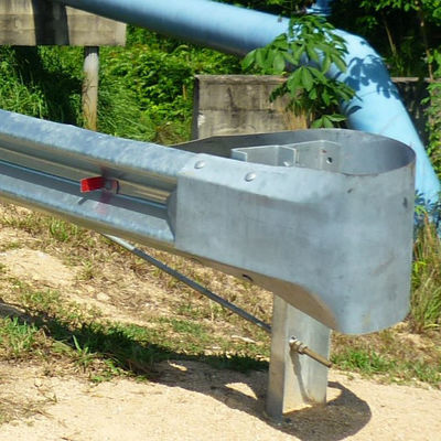 Warmgewalste verkeersveiligheid Metalen wegrail Gebruikt buffer einde voor verkeersveiligheid