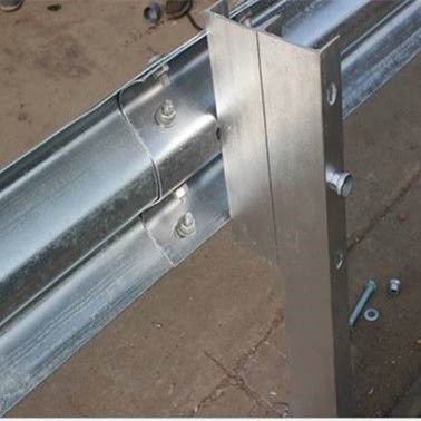 Gepersonaliseerde gegalvaniseerde poedercoated U Channel Guardrail Post voor Safebuild verkeersveiligheid