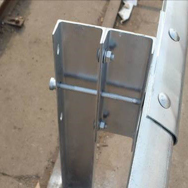 Gepersonaliseerde gegalvaniseerde poedercoated U Channel Guardrail Post voor Safebuild verkeersveiligheid