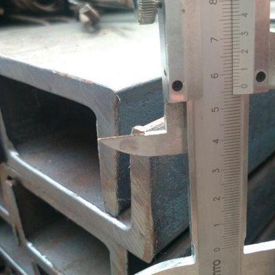 Gepersonaliseerde gegalvaniseerde poedercoated U Channel Guardrail Post voor Safebuild verkeersveiligheid