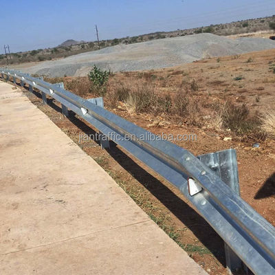 Traffic Road Steel Barrier gegalvaniseerde wegrail voor corrosiebescherming