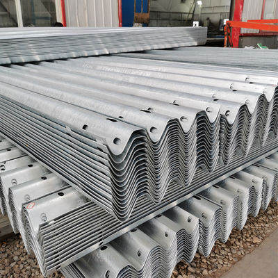 Q235 Q345 Warm gegalvaniseerd koudgewalst buitengeheide hekpanelen W balk Beschermingsrail Verkeersbarrière