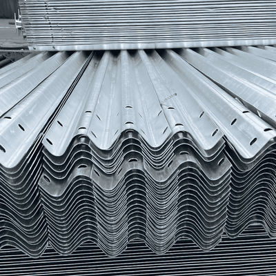 Buitenbeveiliging US Aashto Standard Hot Dip Galvanized Highway Guardrail Verkeersbarrière