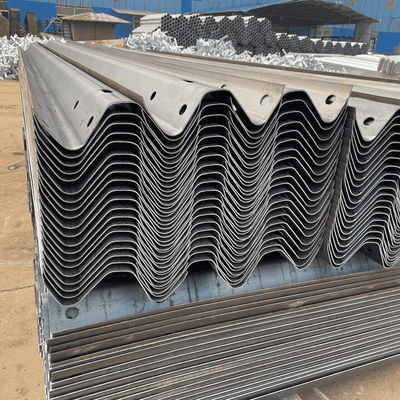 AASHTO M-180 Standard Highway Guardrail met U Post en U Spacer uitgevoerd naar Angola