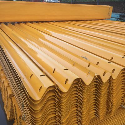 Veiligheid op de weg 550g Zink bekleed gegolfde snelwegrail met een aangepast ontwerp