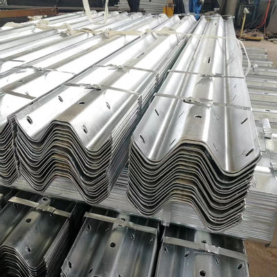 Op maat gemaakte zinkcoating warm gegalvaniseerd W-balk beveiligingsrail voor Afrikaanse verkeersbescherming
