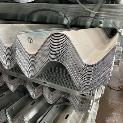 Op maat gemaakte zinkcoating warm gegalvaniseerd W-balk beveiligingsrail voor Afrikaanse verkeersbescherming