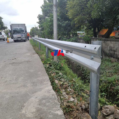En1317 N1 Stalen hek Highway Guardrail Traffic Barrier Twee Wave Beam Crash Barrier Op maat