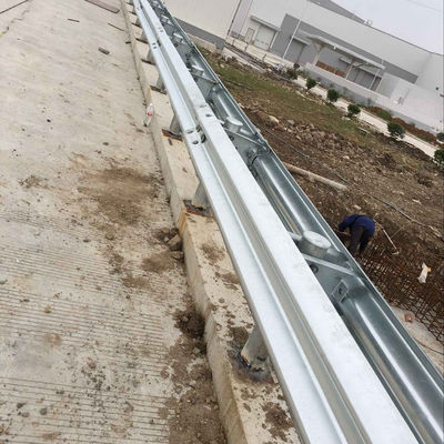 CE/BV/ISO gecertificeerde veiligheid Q235B Q345B Staal wegrail voor wegbescherming