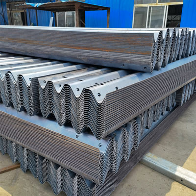 Verzorgingsrail met drie golven W-balk met warm gegalvaniseerde coating