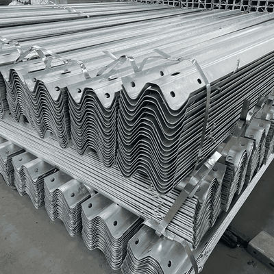 Veiligheid op de weg Zinkcoating Q345B Highway Guardrail Traffic Barrier Exported to Africa