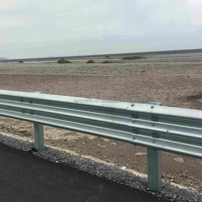 Op maat gemaakte Q235 Q345 Staal Drie-golfbalk Highway Guardrail gebruikt voor verkeersbarrière
