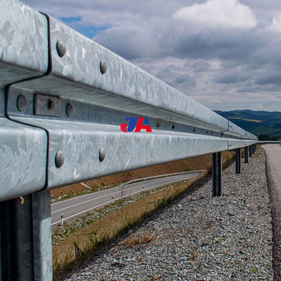Poederbedekte W-balkbeveiligingsrail voor buitenbeveiliging op snelwegen en wegen