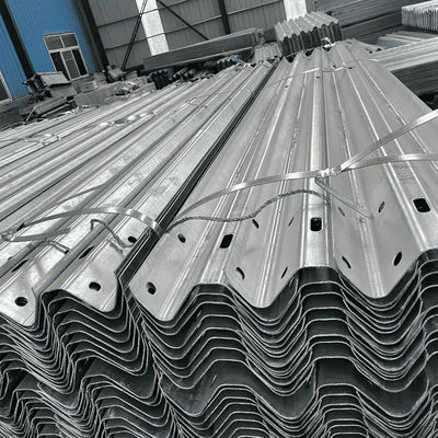 Gekrompen W Beam Steel Highway Guardrail met Trapezium Spacer Block en aangepaste kleur